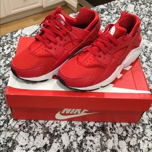 ‼️BRAND NEW‼️ Nike Huarache Run size 7y